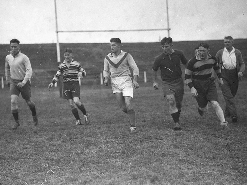 1930s country rugby league players chasing a ball at training