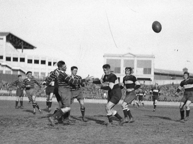 A 1930s rugby league match at the Sydney Cricket Ground, the ball in the air